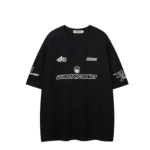 T-shirt noir oversized Y2K avec motifs modernes et confortables pour un look décontracté.