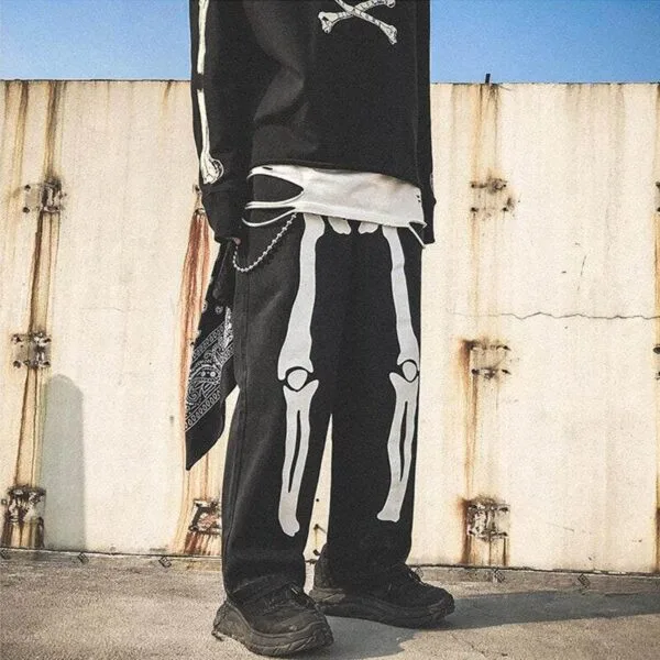Style Urbain Audacieux : Sweat À Crâne Et Pantalon Squelette Tendance.