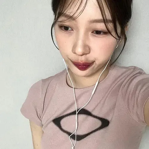 Jeune Femme En T-Shirt Rose Prenant Un Selfie, Écouteurs Aux Oreilles, Style Décontracté.