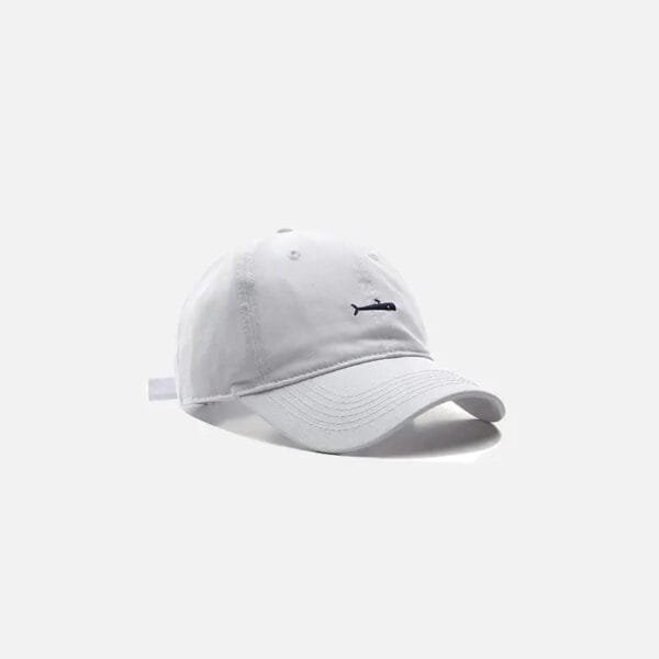 Casquette Blanche Élégante Avec Logo De Poisson, Idéale Pour Un Look Décontracté Et Stylé.