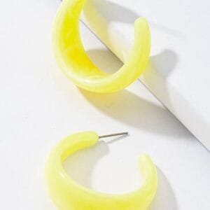 Boucles Doreilles Hoop Jaunes Modernes En Acrylique, Tendance Et Légères Pour Un Look Estival.