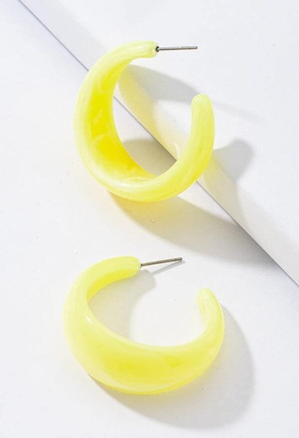 Boucles Doreilles Hoop Jaunes Modernes En Acrylique, Tendance Et Légères Pour Un Look Estival.