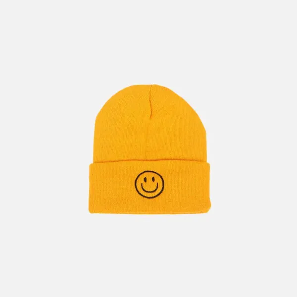 Bonnet Jaune Avec Sourire : Accessoire Joyeux Pour Un Look Décontracté Et Chaleureux.