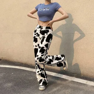 Look Tendance : Jeune En Tenue Décontractée Avec Imprimé Vache Et Baskets Stylées.