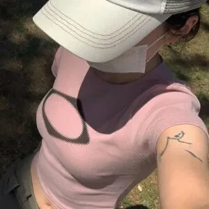 Jeune En T-Shirt Rose, Cap, Tatouage, Et Masque, Profitant Dune Journée En Plein Air.