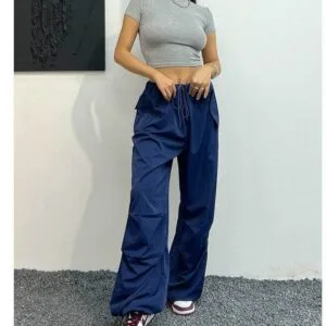 Jeune Femme Tendance En Haut Court Et Pantalon Décontracté, Style Moderne Et Confortable.