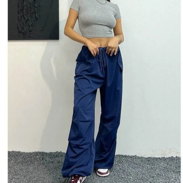 Jeune Femme Tendance En Haut Court Et Pantalon Décontracté, Style Moderne Et Confortable.