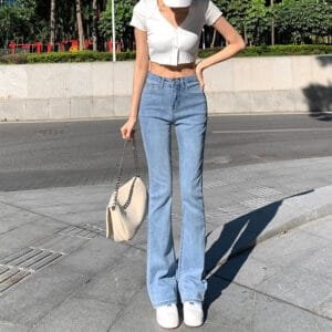 Femme Branchée En Top Blanc Et Jeans Évasés, Style Décontracté Et Chic En Ville.