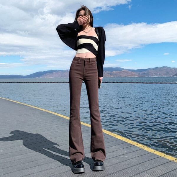 Femme Élégante Sur Un Pont Au Bord De Leau, Tenue Tendance Et Paysage Serein.