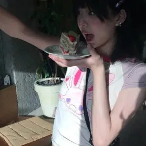 Dégustation Joyeuse Dun Dessert Dans Un Café Chaleureux Et Accueillant.