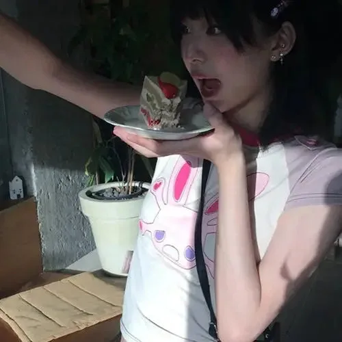 Dégustation Joyeuse Dun Dessert Dans Un Café Chaleureux Et Accueillant.